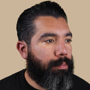 Άνδρας με μαλλιά χτενισμένα με πομάδα με βάση το νερό Suavecito