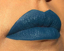 Suavecita Lipstick Sirena applied