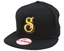 Load image into Gallery viewer, New Era Black Snap-Back with Esse Logo - Angled

